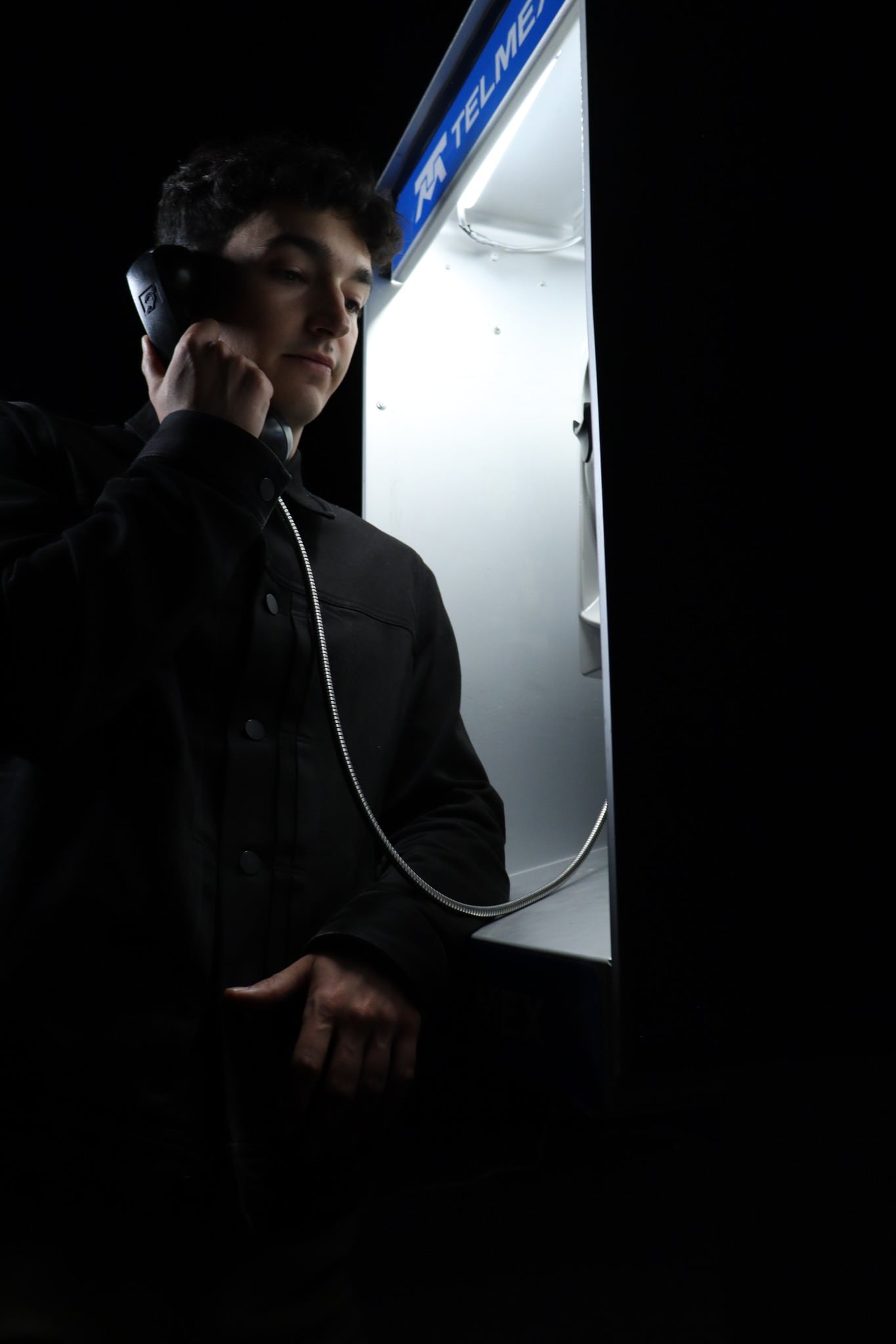 ¿Qué es Leviatán? La instalación con inteligencia artificial que usa tu propia voz y cabinas de teléfono