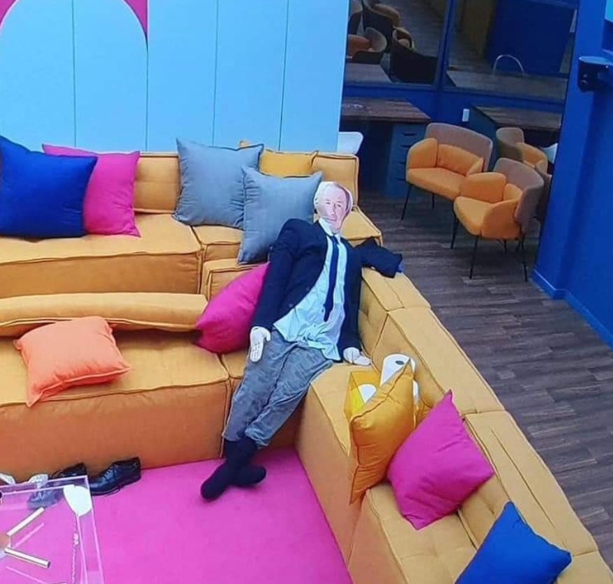 Shanik Berman y su esposo de trapo