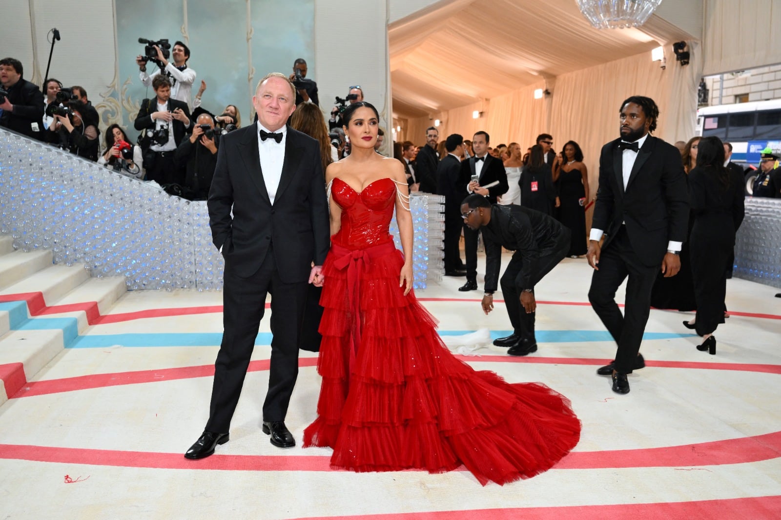Salma Hayek brillo con su look sexy en la Met Gala 2023