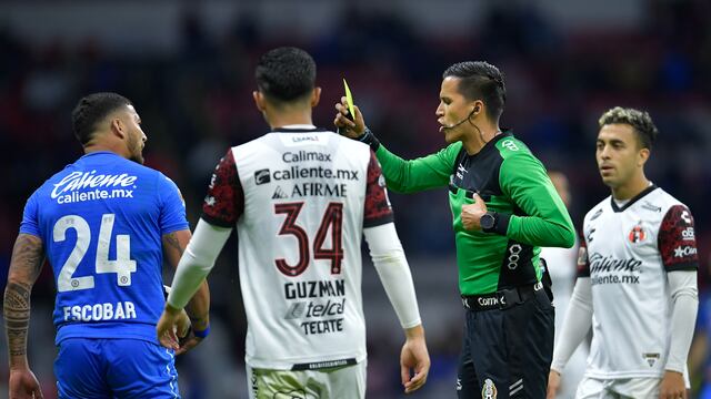 Daniel Quintero dialoga con jugadores del Cruz Azul