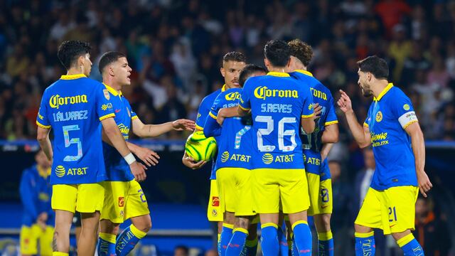 Brian Rodríguez y Henry Martín en una discusión en el partido contra Pumas