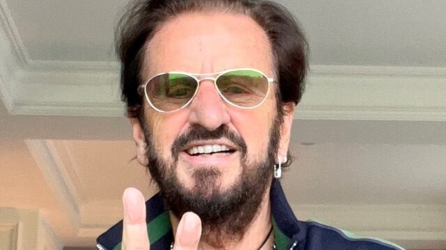 Ringo Starr haciendo su popular 'peace and love' con su mano.