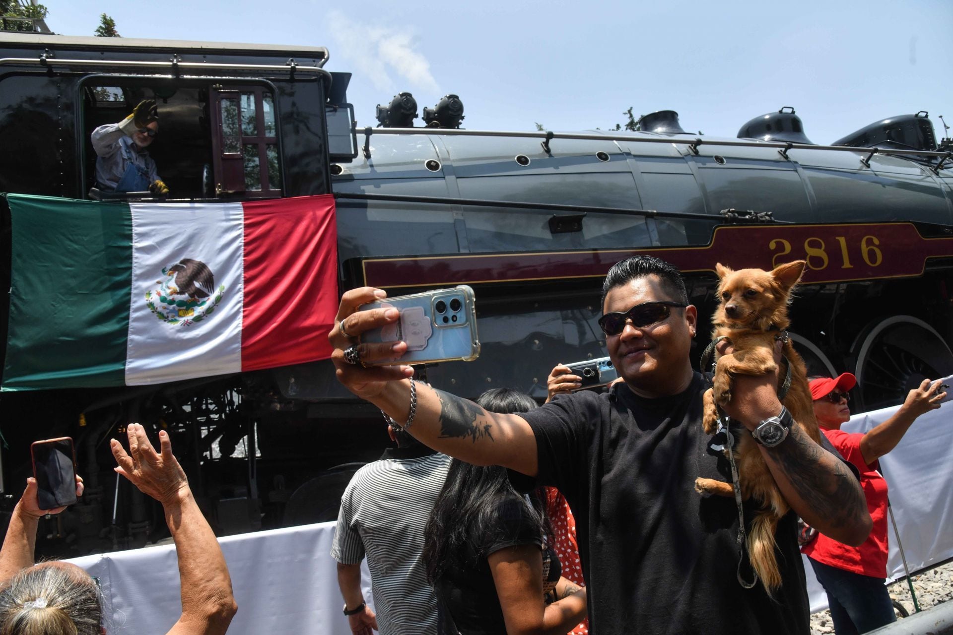 Incluso los perritos vieron a La Emperatriz en CDMX