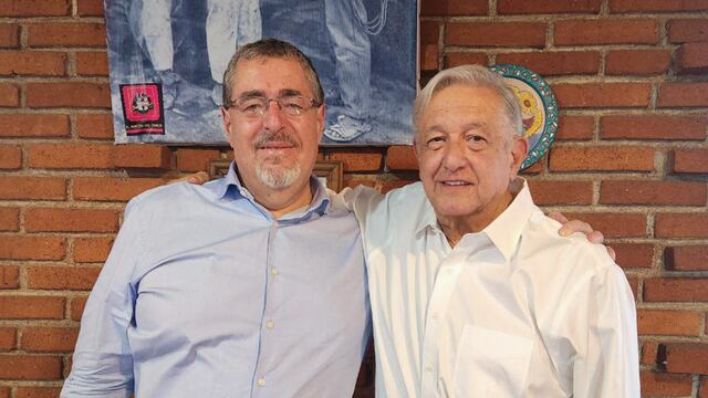 AMLO junto a Bernardo Arévalo, presidente electo de Guatemala
