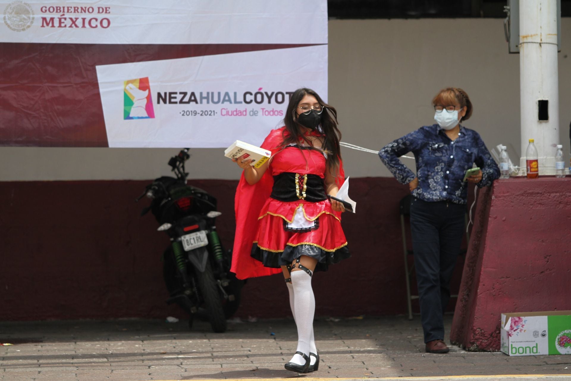 Joven disfrazado en Neza