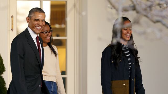 El expresidente Barack Obama acompañado de sus hijas Malia y Sasha.