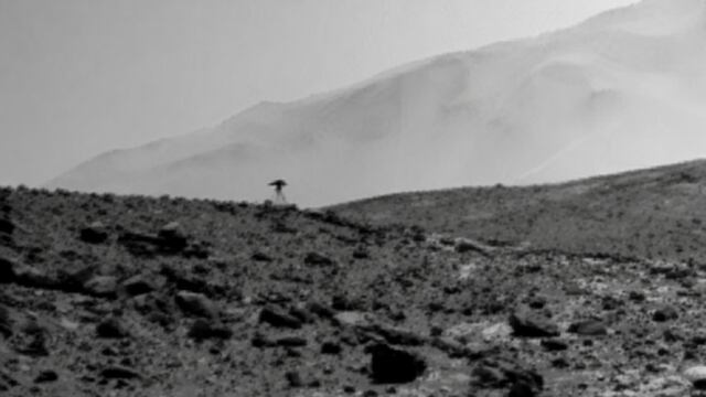 Extraña silueta sobre el horizonte de Marte