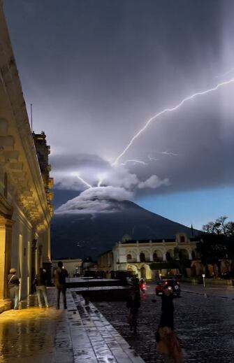 Rayos impactando en el cráter de un volcán