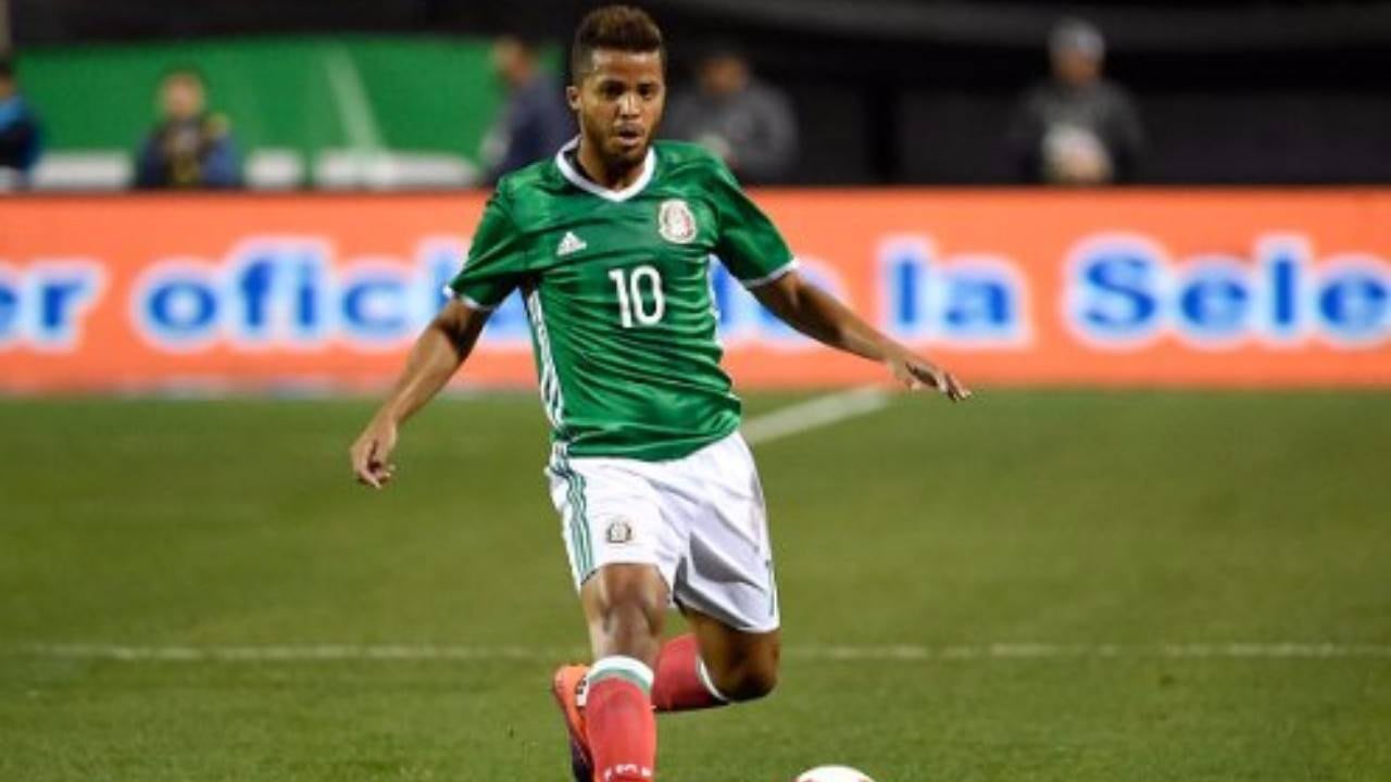 Dos Santos en juego con la Selección Mexicana.