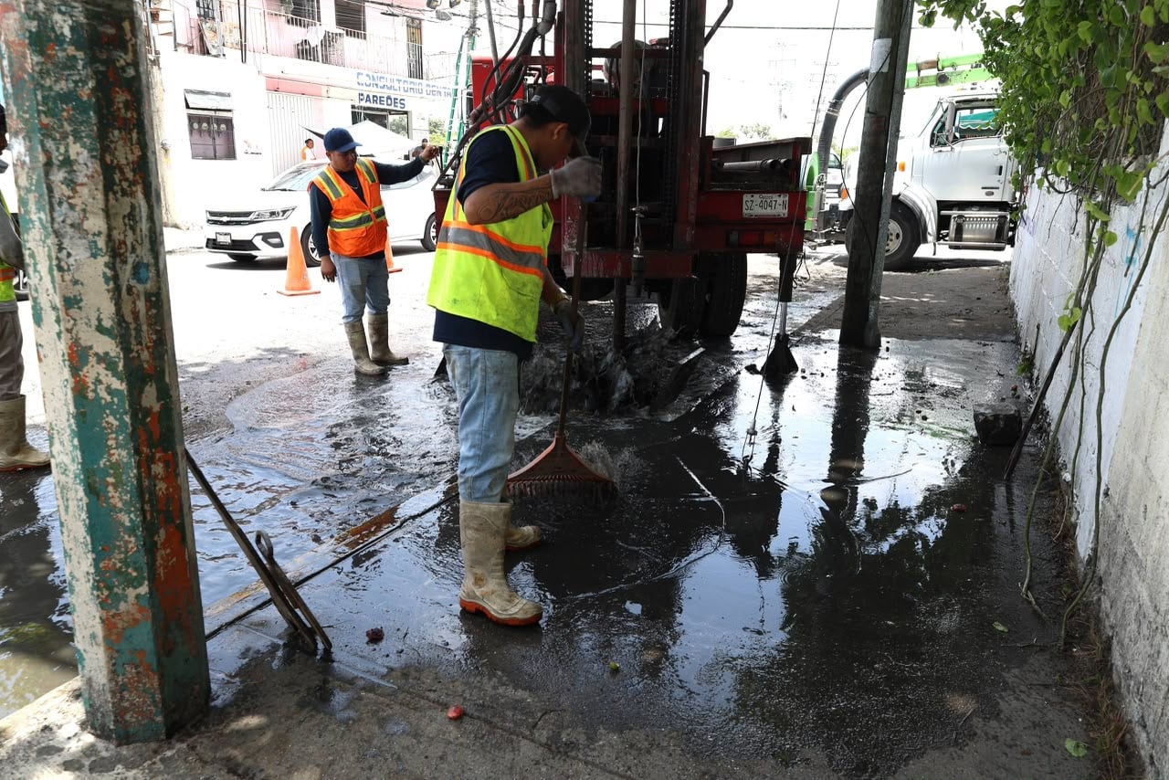 Brigada integral en Cancún realizó labores de limpieza, descacharrización y rehabilitación de espacios públicos.