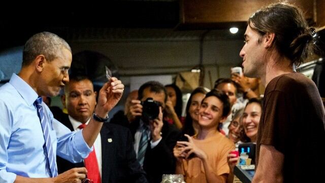 Obama y Daniel en la caja del restaurante Franklin Barbecue en Texas