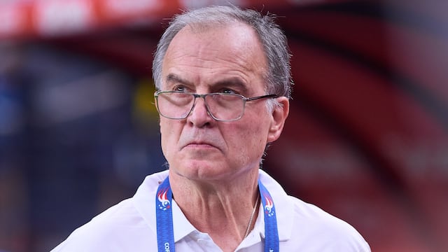 Marcelo Bielsa, DT de Uruguay, enfrenta una "rebelión" en el vestidor previo al partido ante España