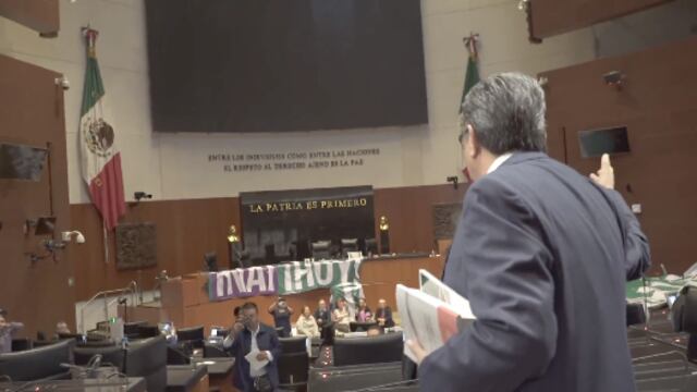 Ricardo Monreal llega a dar los buenos días a senadores del PAN que se quedaron en pijamada de la Cámara de Senadores