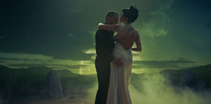Christian Nodal con Cazzu en el video "Cazzualidades".