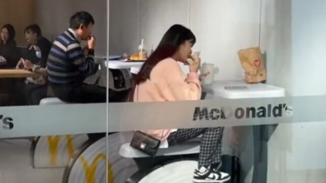 Mujer comiendo mientras pedalea bicicleta fija en McDonald´s