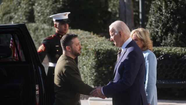Volodímir Zelenski es recibido por Joe Biden