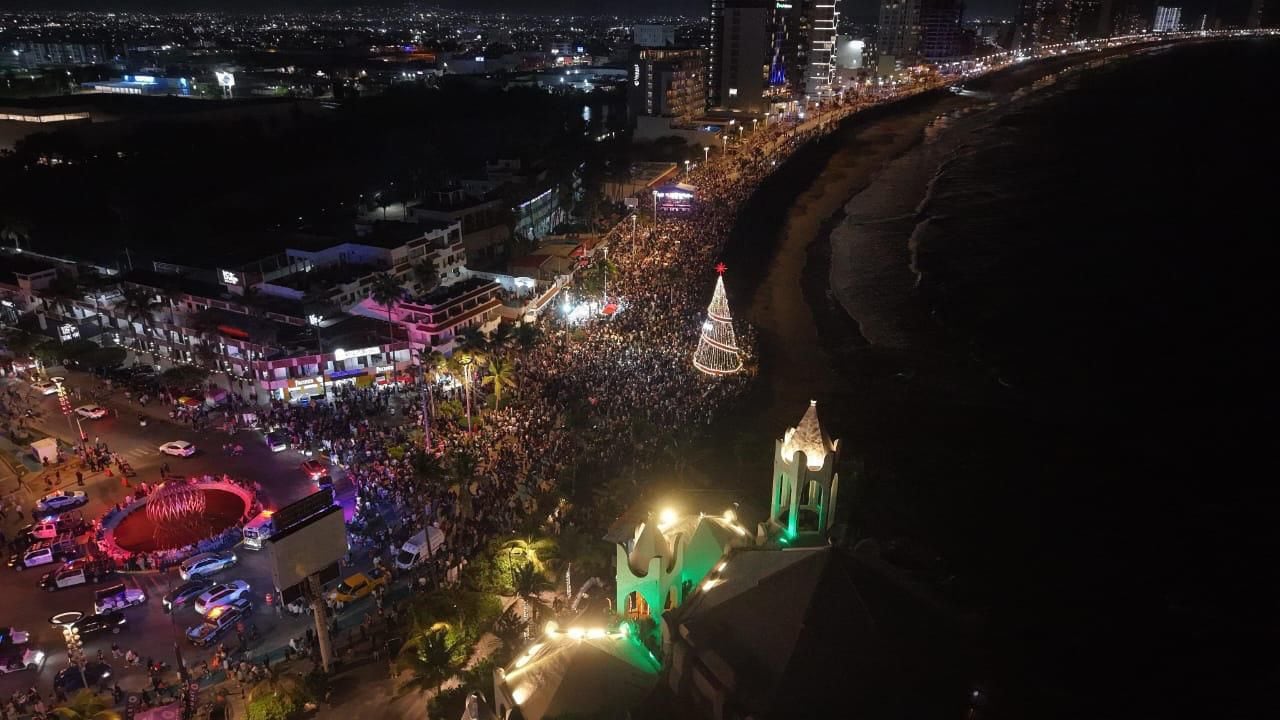 Mazatlán da la bienvenida al 2026 con festejo masivo en el malecón