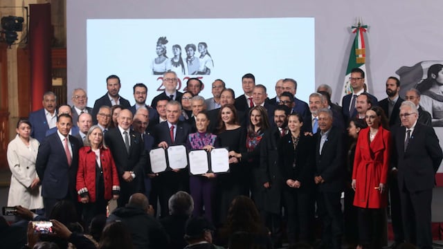 Claudia Sheinbaum, presidenta de México, firmo la iniciativa de proyecto de Reforma de Ley para reducir la jornada laboral a 40 horas