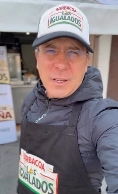 Ulises de la Torre muestra su taquería Los Igualados.