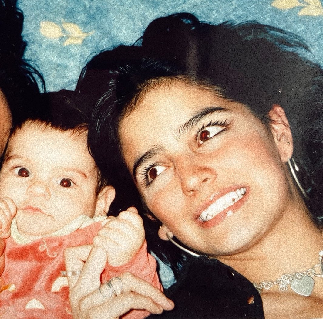 Bárbara de Regil de 17 años y su hija Mar de Regil de 2 meses.