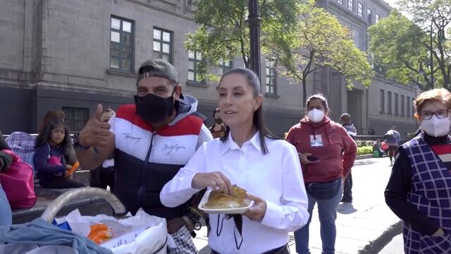 Claudia Sheinbaum come tacos de canasta