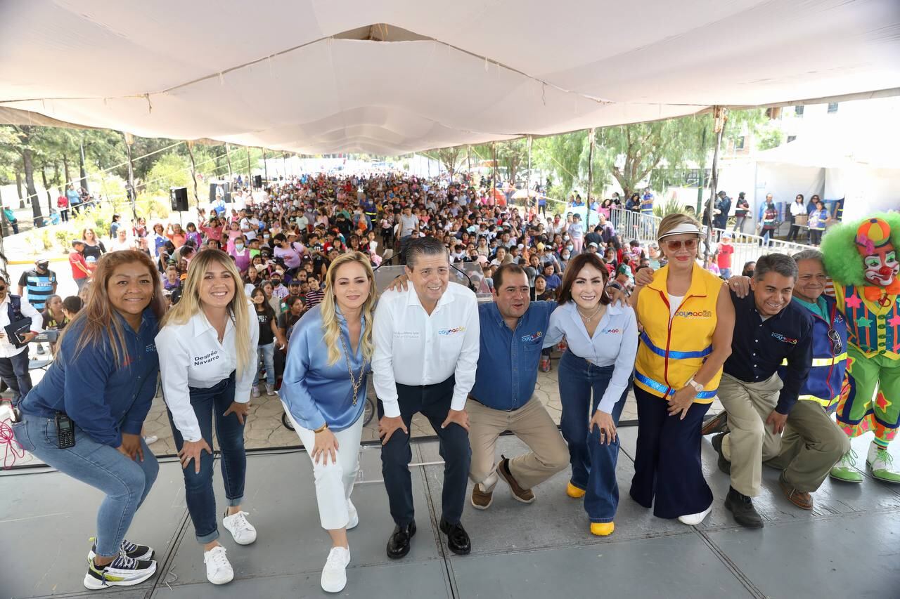 Giovani Gutiérrez, alcalde de Coyoacán, con su gabinete de gobierno