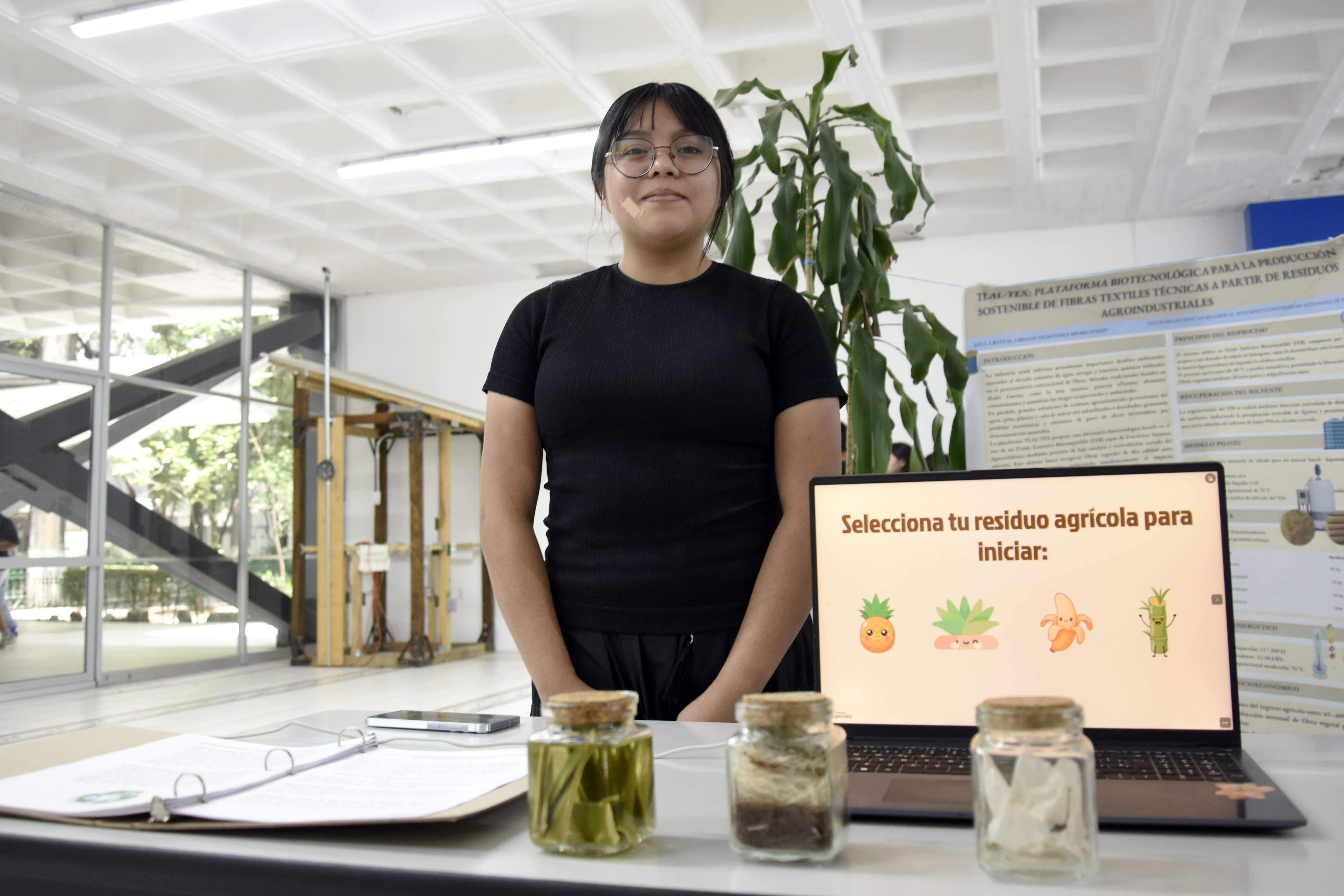 Estudiante de la BUAP propone crear fibras textiles con residuos de agave.