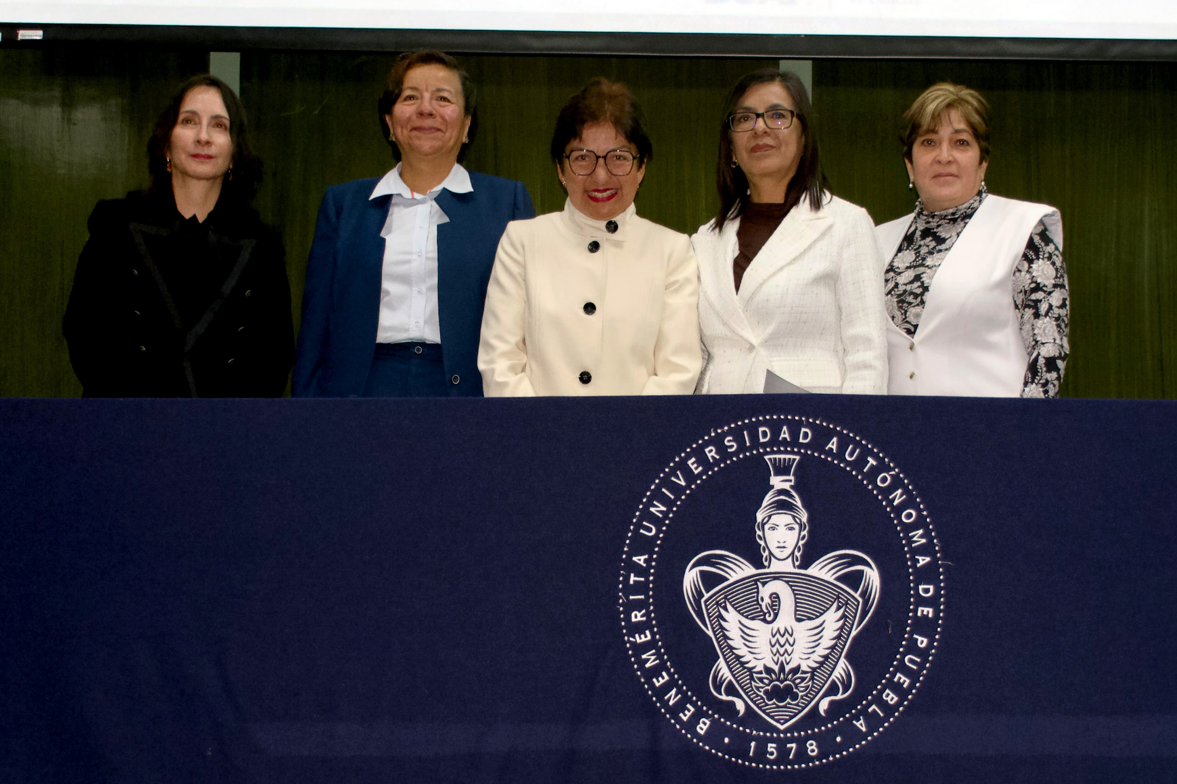 María Lilia Cedillo Ramírez e investigadoras de la BUAP