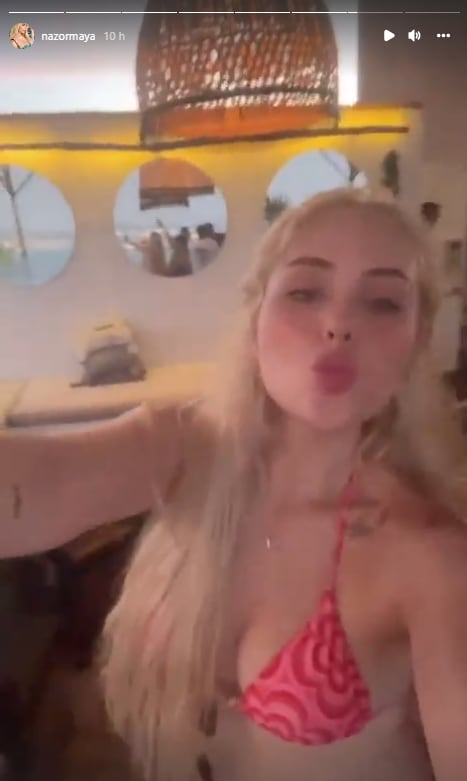 Maya Nazor, novia de Santa Fe Klan, en bar de Manzanillo.