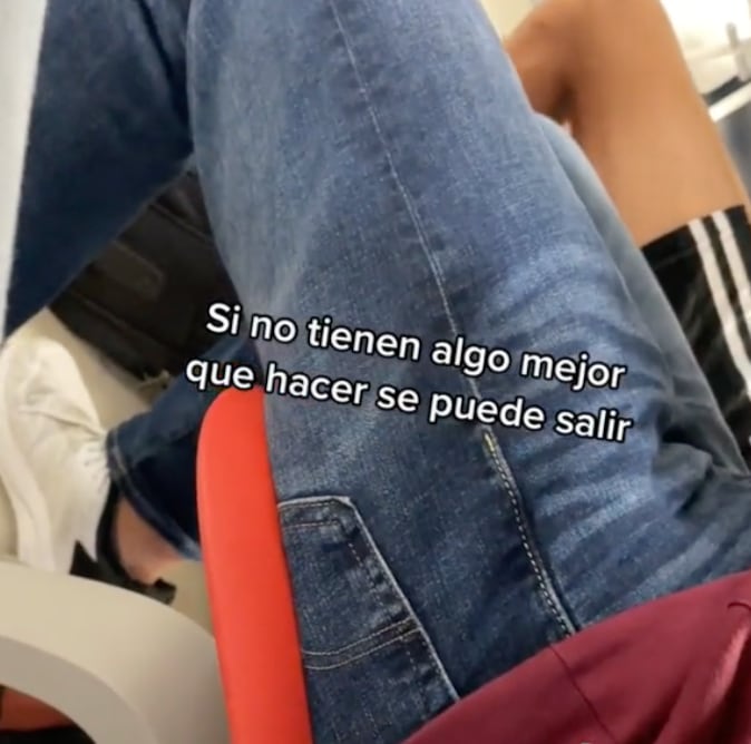 alumnos viendo la Mañanera de AMLO