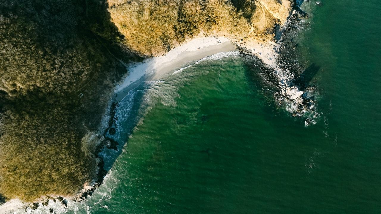 Más allá de los destinos más conocidos, Riviera Nayarit conserva playas escondidas donde el Pacífico mantiene intacta su esencia.