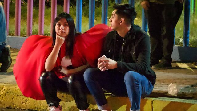 Cientos de fans de Bad Bunny terminaron a las afueras del Estadio Azteca debido a la falsificación y clonación de boletos de Ticketmaster