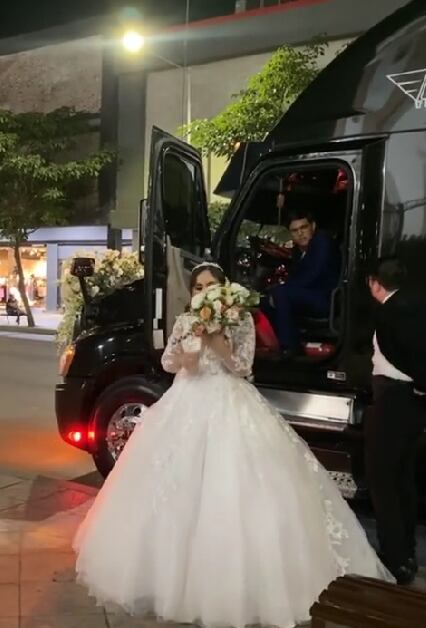 Novia de Culiacán llega en tráiler a su boda