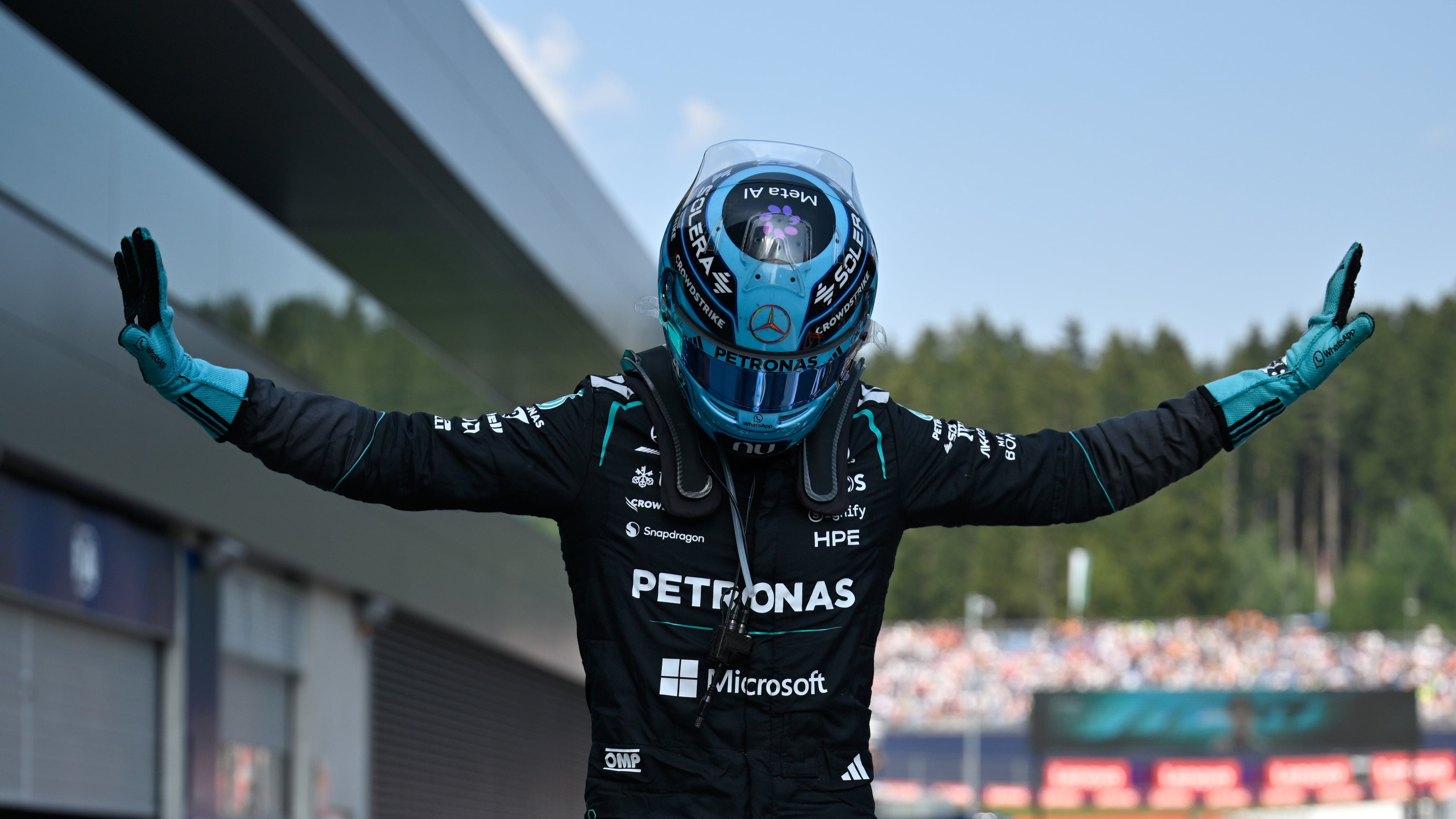 George Russell se lleva el GP de Austria y Checo Pérez abandona