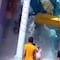 VIDEO: Niños caen de tobogán en parque acuático de Indonesia