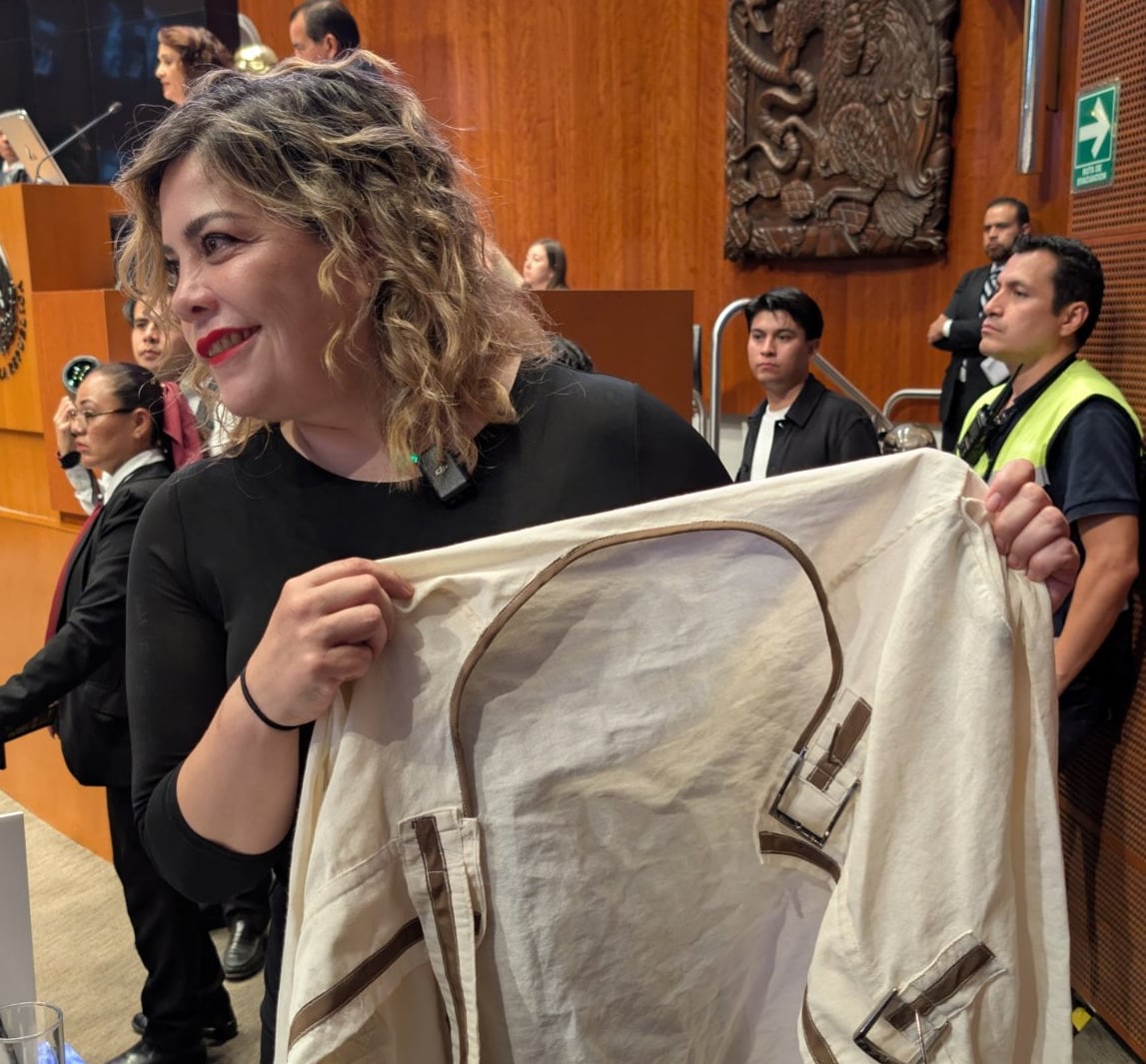 Lilia Aguilar Gil le regala camisa de fuerza a Lilly Téllez