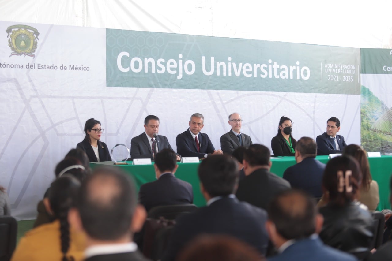Fernando Vilchis recibe reconocimiento de la UAEM.