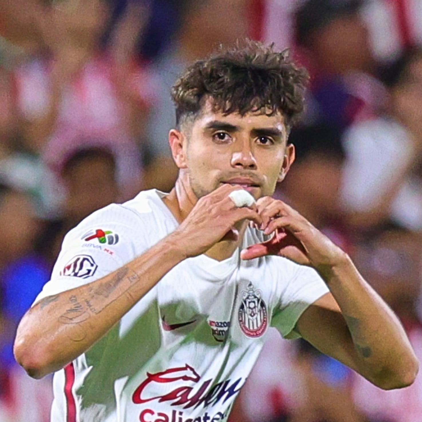 Chivas vence a Santos con polémico penalti en la Liga MX