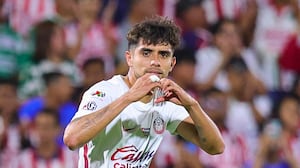 Chivas vence a Santos con polémico penalti en la Liga MX