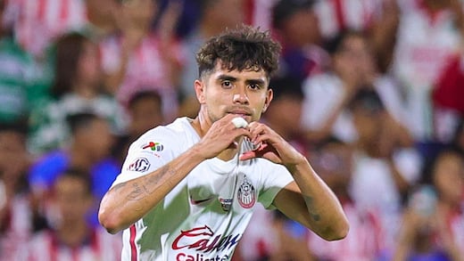 Chivas vence a Santos con polémico penalti en la Liga MX