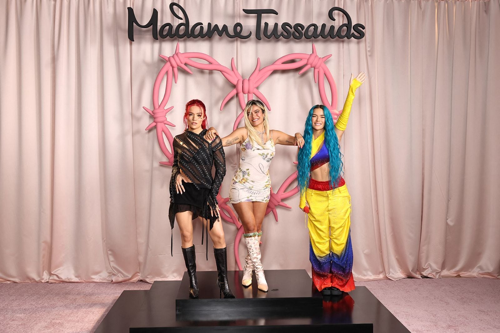 Karol G junto a sus dos nuevas estatuas de cera