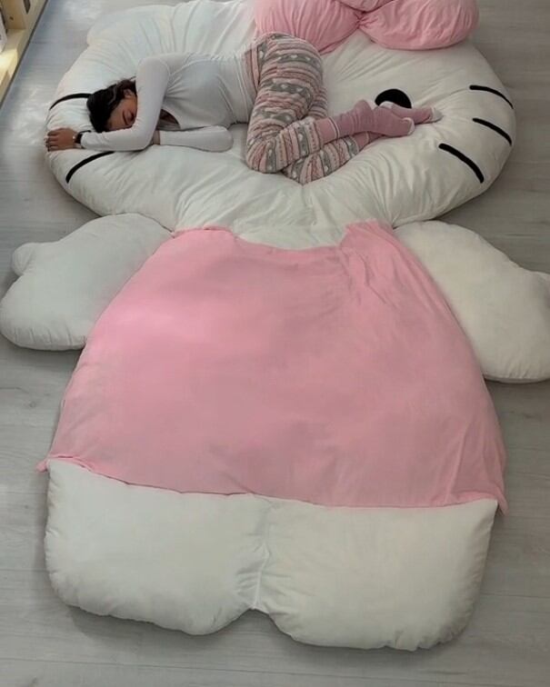 Cama gigante de Hello Kitty