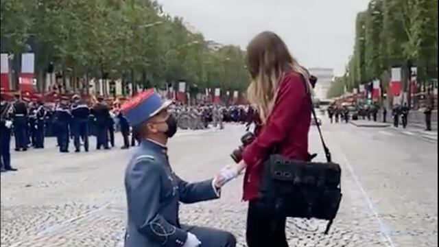 Le pide matrimonio antes del desfile del Día de la Bastilla