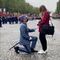 Soldado le pide casarse a su novia en desfile del Día de la Bastilla