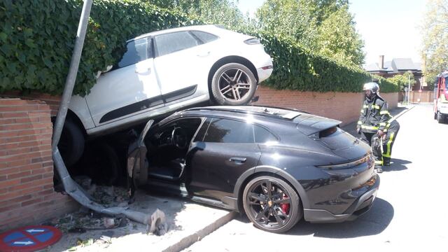 Dos Porsche chocan y terminan uno encima de otro; eran de la misma dueña/@112cmadrid