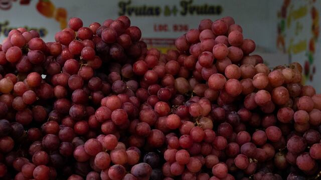 En vísperas los festejos de Año Nuevo, el precio de uvas oscila de 40 a 60 pesos el medio kilo en el Mercado de Jamaica