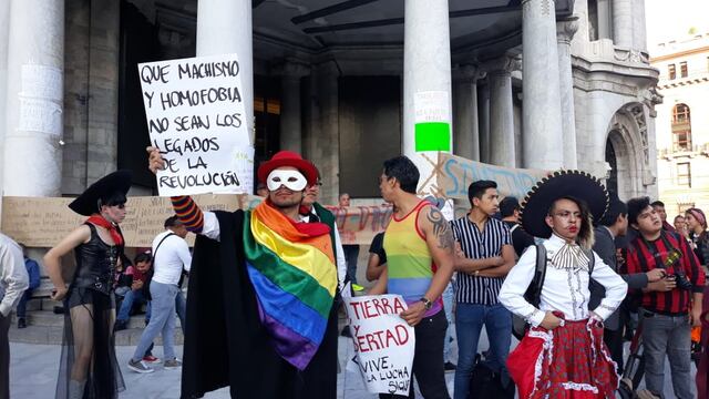 Integrantes de la Comunidad LGBTI llegaron a protestar a la explanada del Palacio de Bellas Artes.