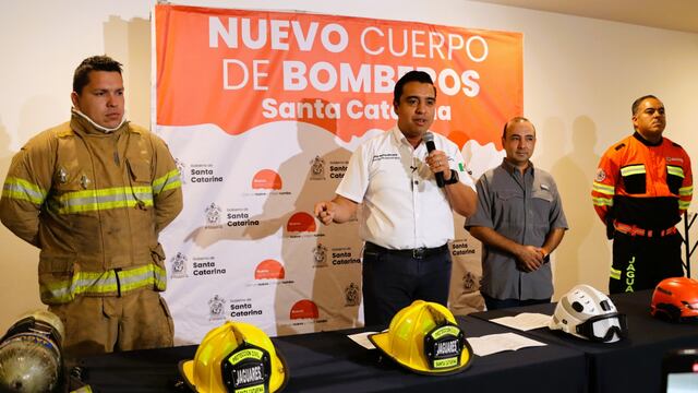 Jesús Nava Rivera, alcalde de Santa Catarina, toma control de cuerpo de bomberos