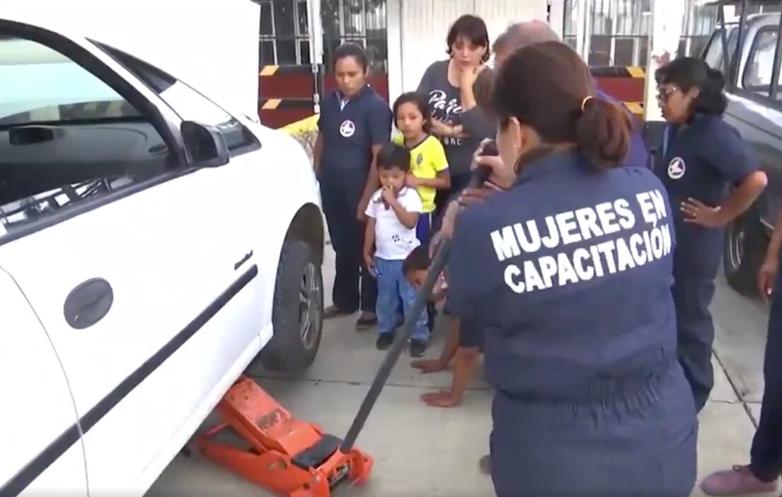 Mujeres toman curso de mecánica automotriz en Oaxaca