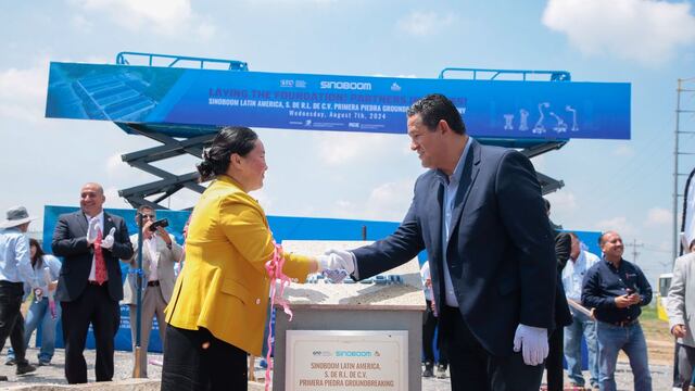 Diego Sinhue coloca primera piedra de planta SINOBOOM Latinoamérica